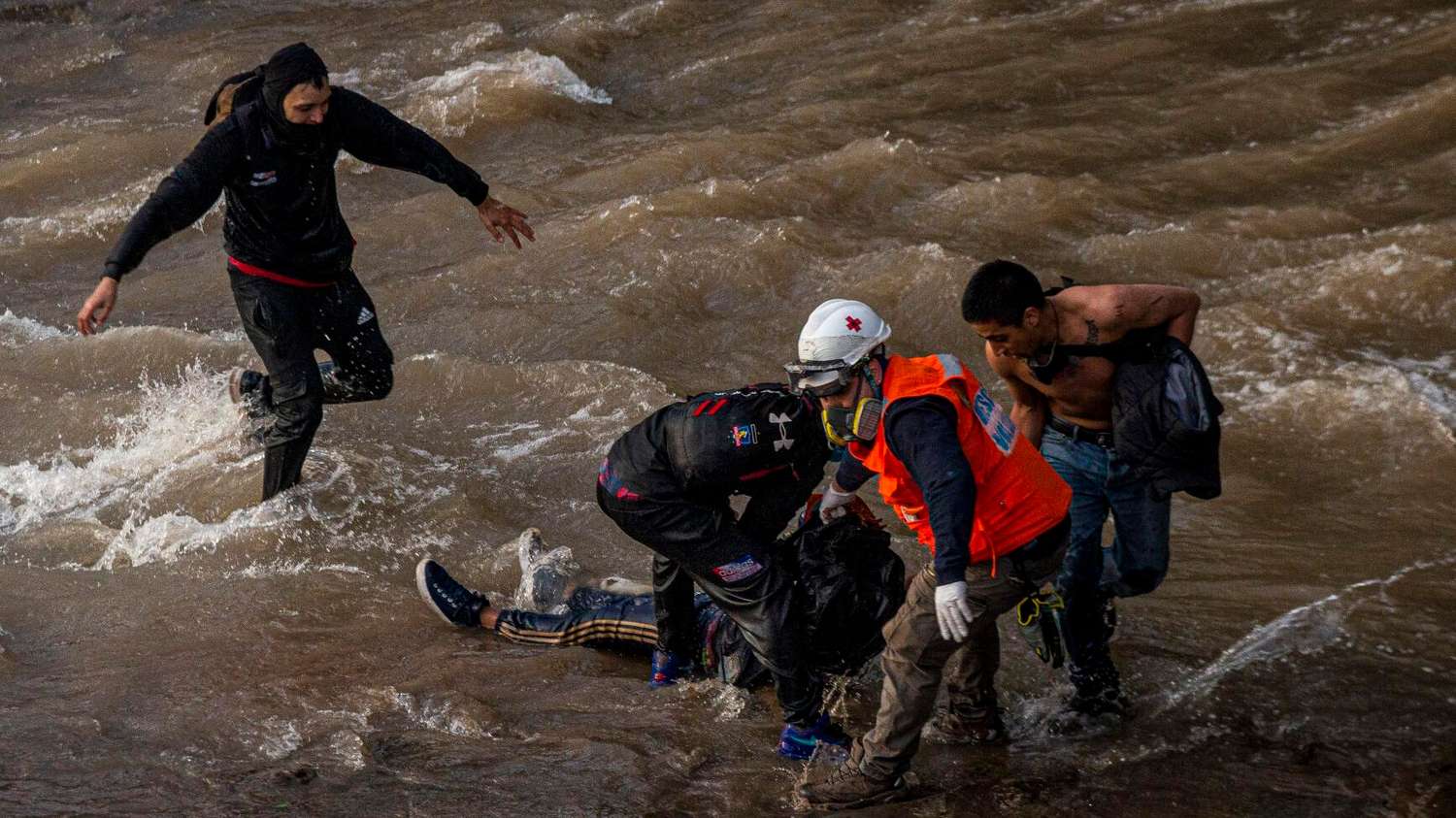 Conmoción en Chile: un policía arroja a un adolescente al río