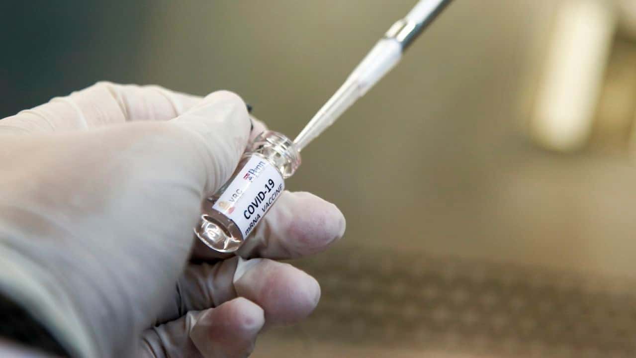 Johnson & Johnson suspende ensayos de vacuna contra COVID-19