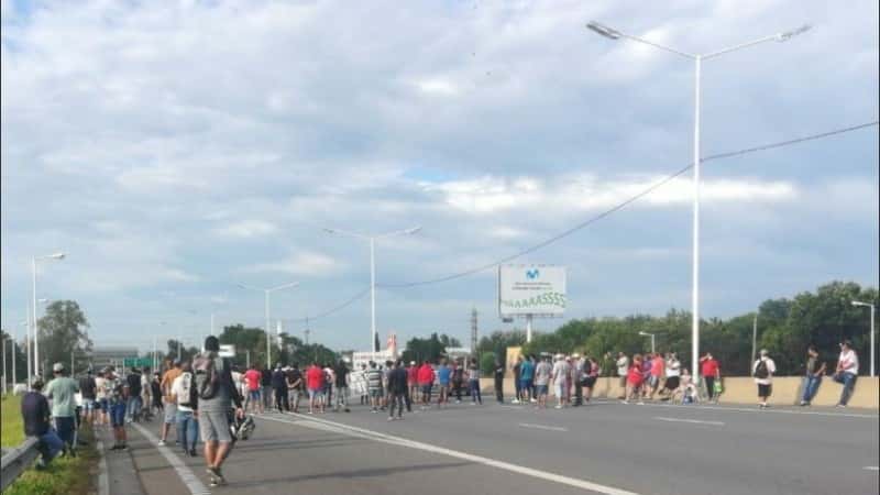 Pescadores rosarinos contra la veda cortan el puente Rosario-Victoria