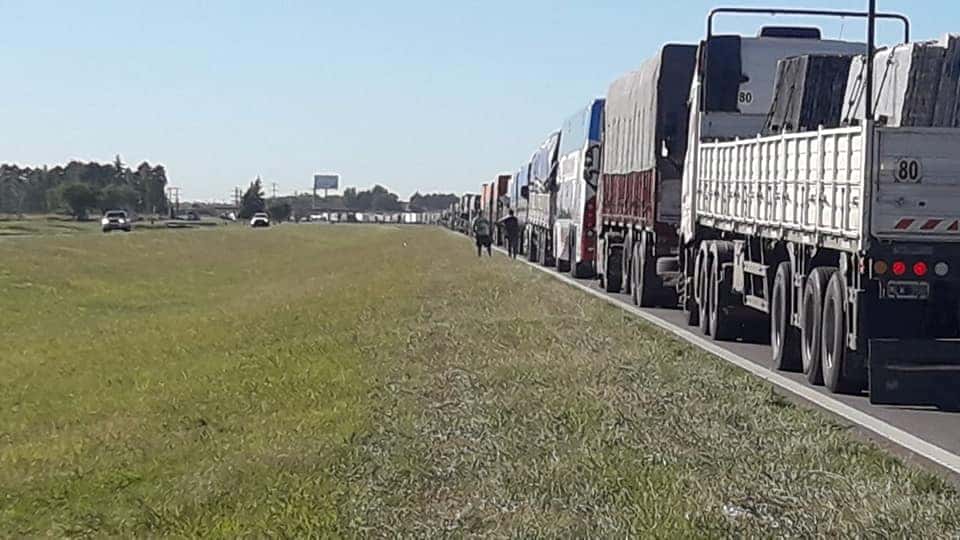 Caos de tránsito en la autopista Rosario – Buenos Aires por el corte de camioneros