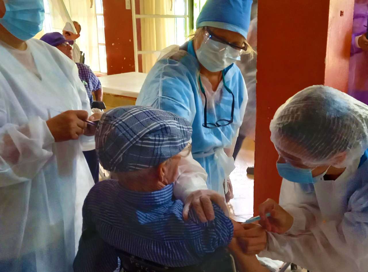 Comenzó el operativo de vacunación en el Hospital Geriátrico Domingo Cúneo de la ciudad de Victoria