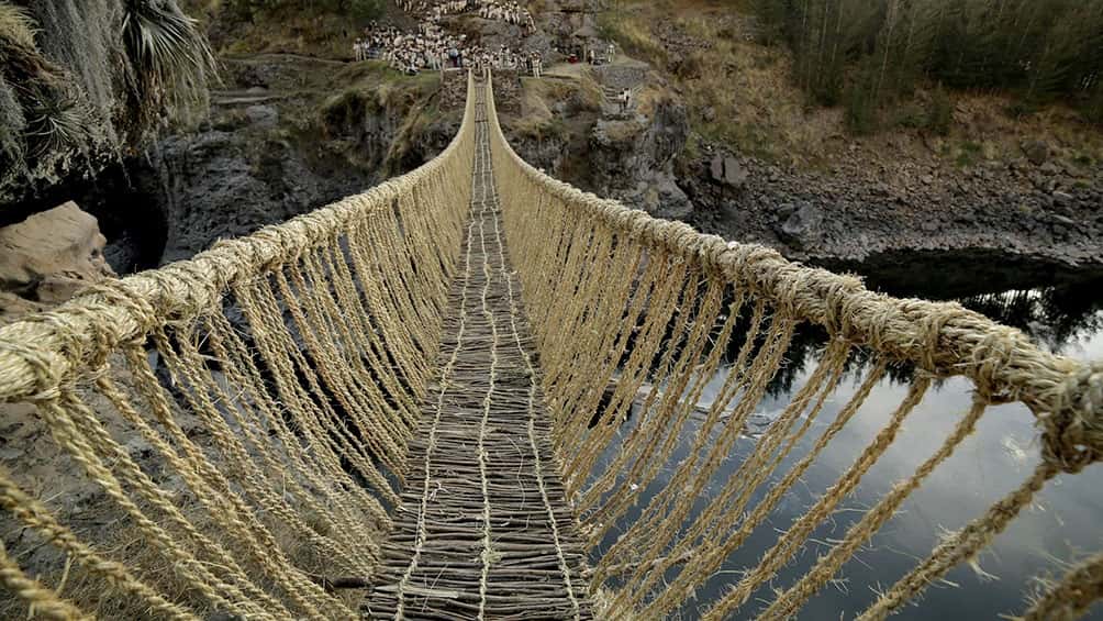 Por falta de mantenimiento durante la pandemia, cayó un puente del imperio Inca en Perú