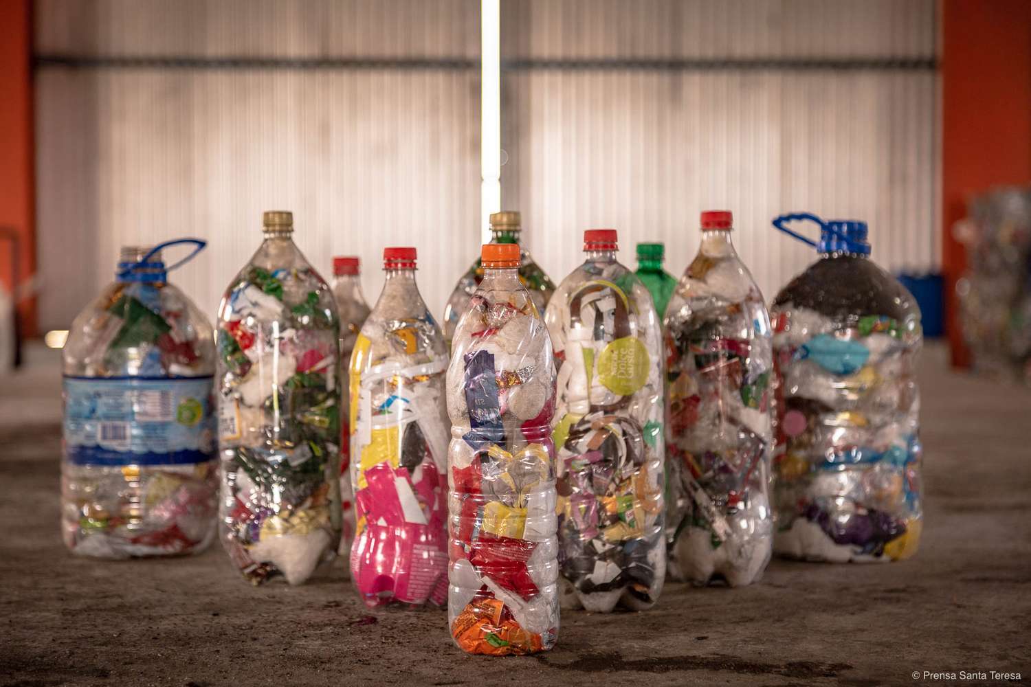 Entregaron las primeras botellas que serán recicladas para convertirlas en madera plástica