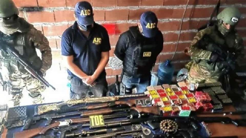 Desbaratan banda de policías que vendían armas y municiones en Santa Fe y Entre Ríos