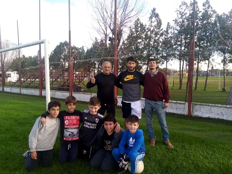 Milton Cascó visitó a los chicos del Club Atlético María Grande