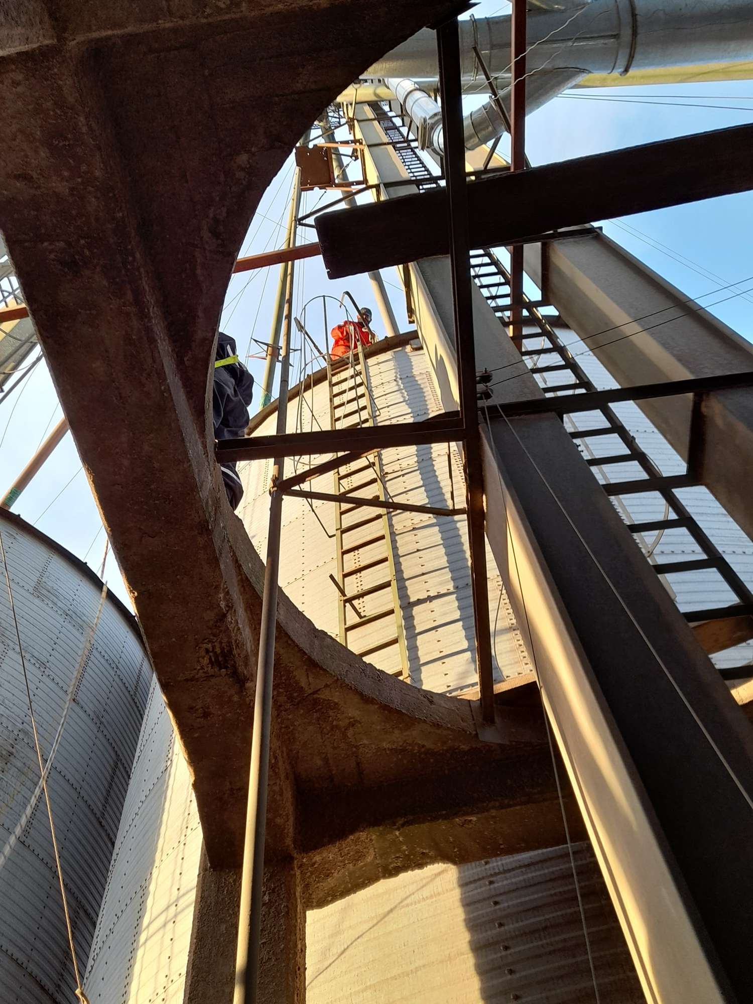 Un trabajador cayó a un silo con cereales y fue rescatado con vida por los Bomberos