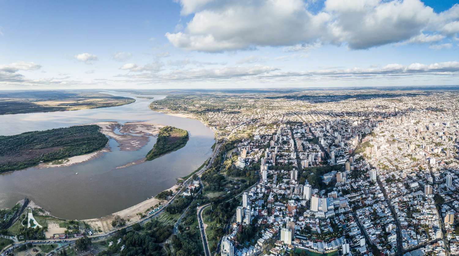 Ante la histórica bajante del río Paraná el Gobierno pide limitar el consumo de agua en 7 provincias