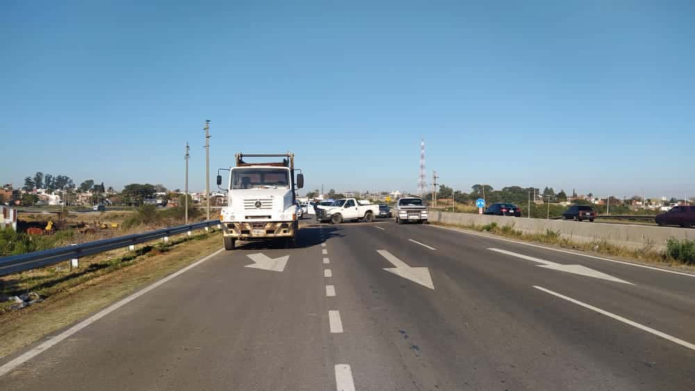 Una camioneta chocó contra un camión en acceso norte de Paraná