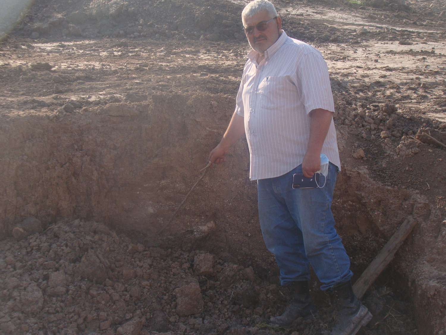 La erosión del suelo en el borde costero del arroyo Gómez permitió hallar un fósil de gliptodonte