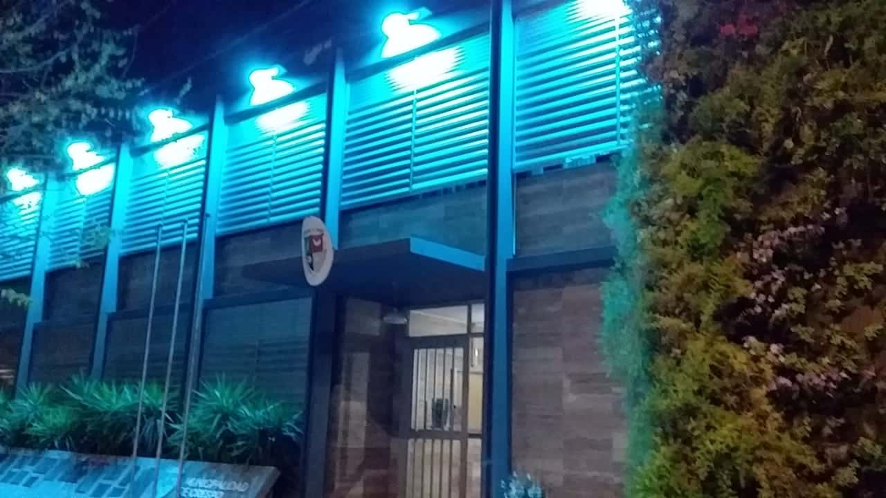 Iluminan de azul el Palacio Municipal por el Día Nacional de las Personas Sordas
