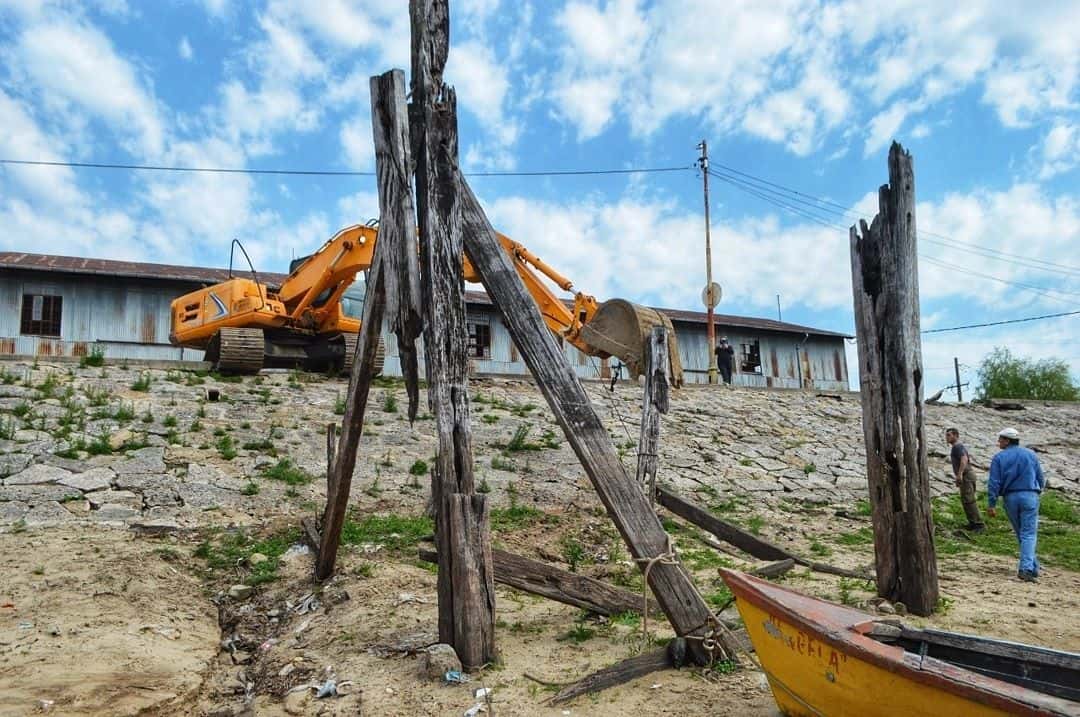 Remueven las viejas estructuras de muelles en zona del puerto