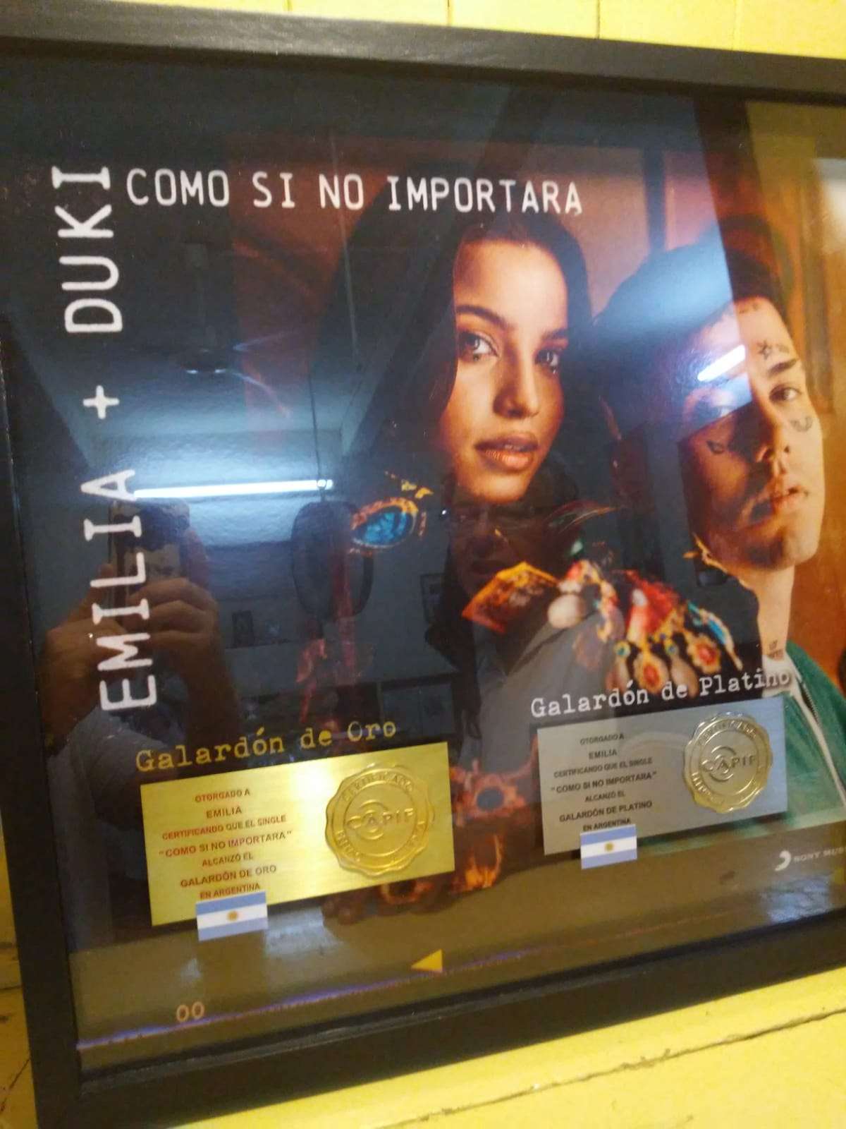 Emilia recibió el galardón de Oro y Platino por el single ‘Como si no importara’