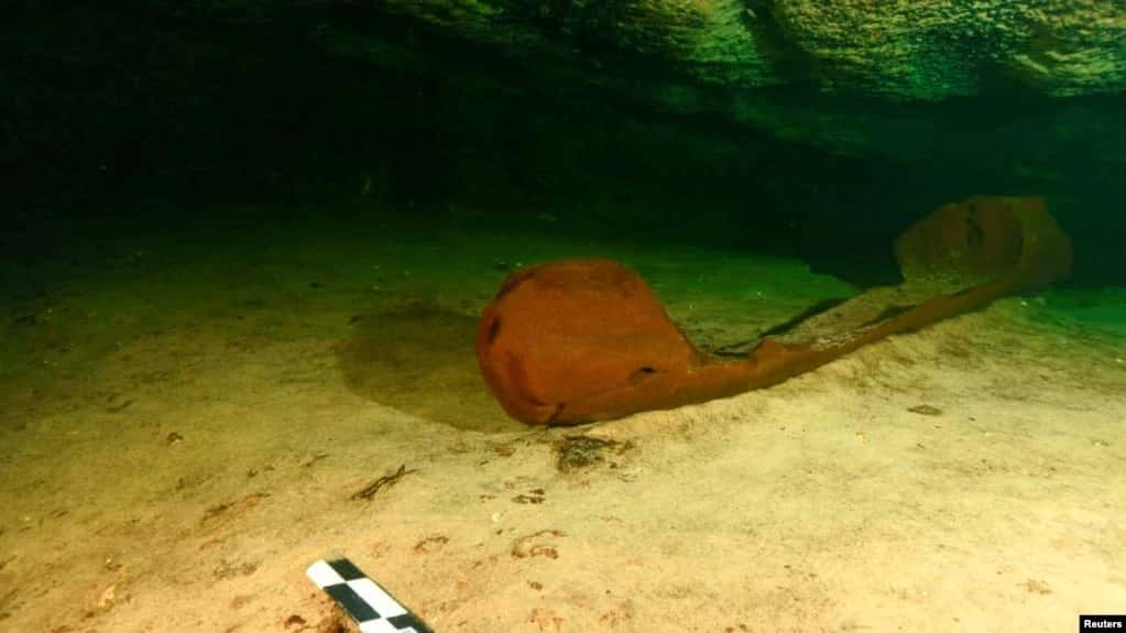 Hallan rara canoa maya antigua en península Yucatán en México