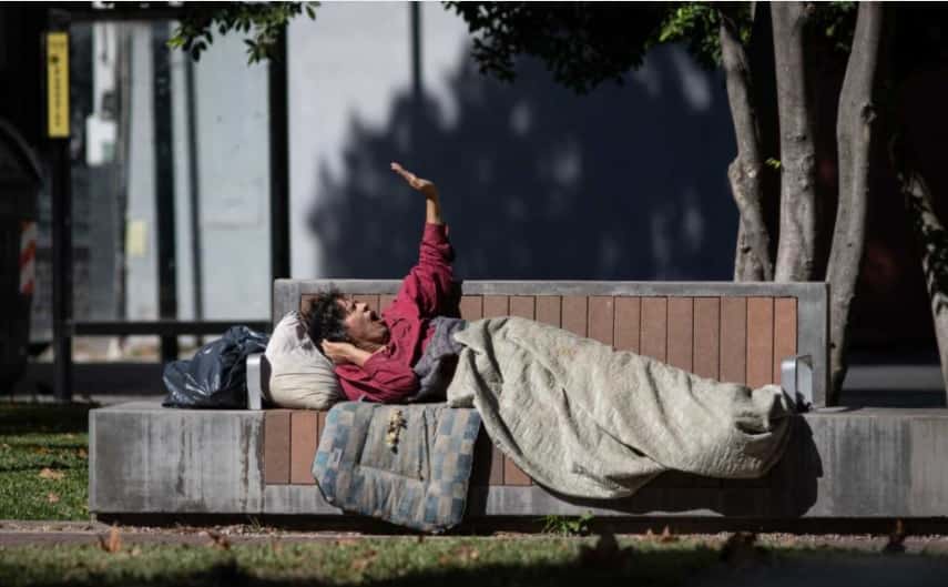 Por qué en Argentina crece la pobreza, si en los países vecinos baja
