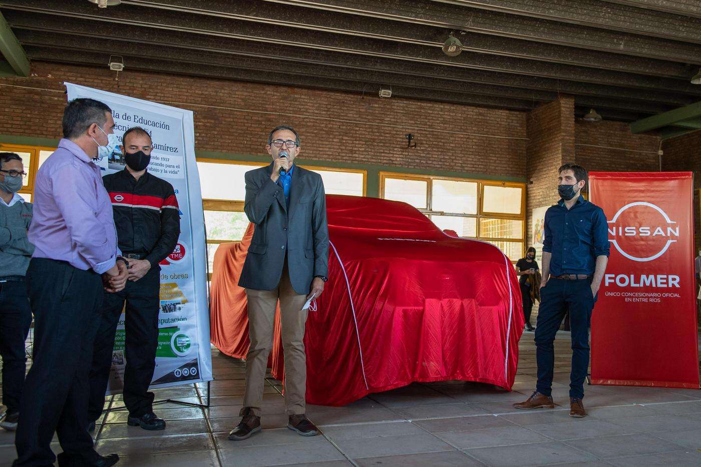 Nissan Argentina junto a Folmer Femotors donaron una pickup a la Escuela de EET N° 1 «General Francisco Ramírez»