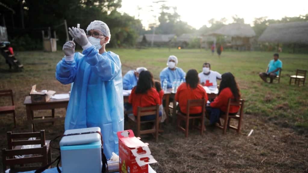 La mitad de la población de América Latina y el Caribe ya está vacunada contra el Covid