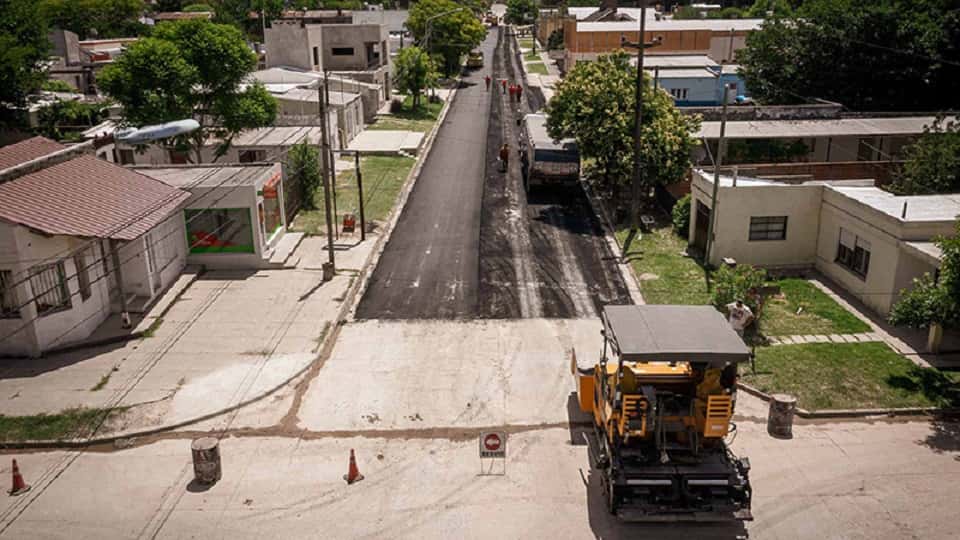 Continúan las tareas de asfaltado en el ingreso a Aldea Brasilera