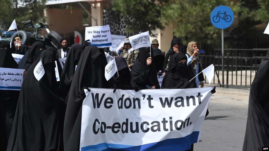 Los talibanes restringen movimientos de las mujeres en Afganistán