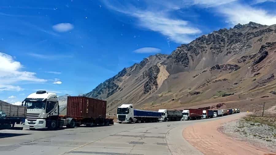 Preocupación por los tres mil camiones varados en la frontera con Chile