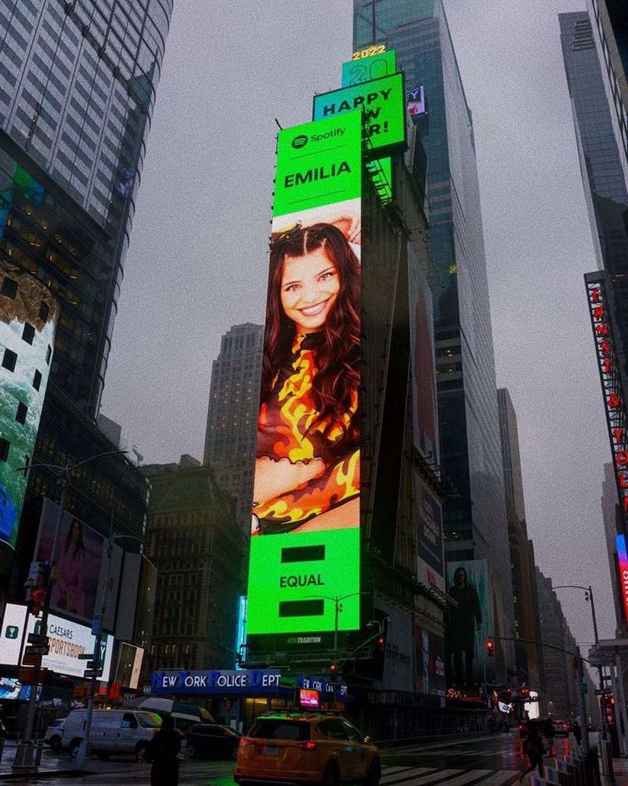 Emilia Mernes y su foto en el Times Square Garden de Nueva York