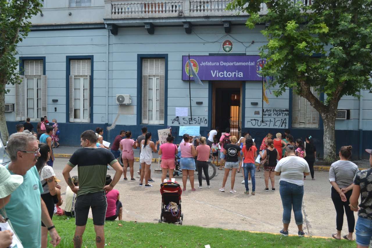 Familiares de Quintana reclamaron por justicia frente a Jefatura Departamental