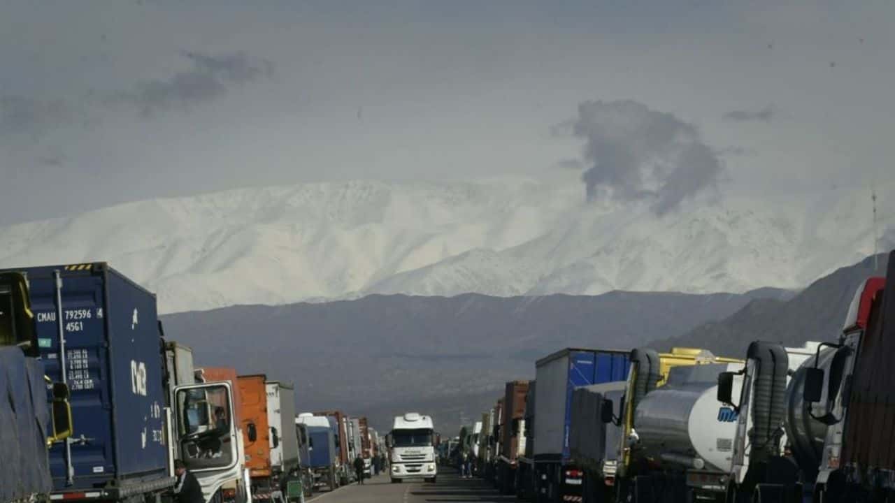 Siguen varados 3.000 camiones en la frontera con Chile a la altura del Cristo Redentor