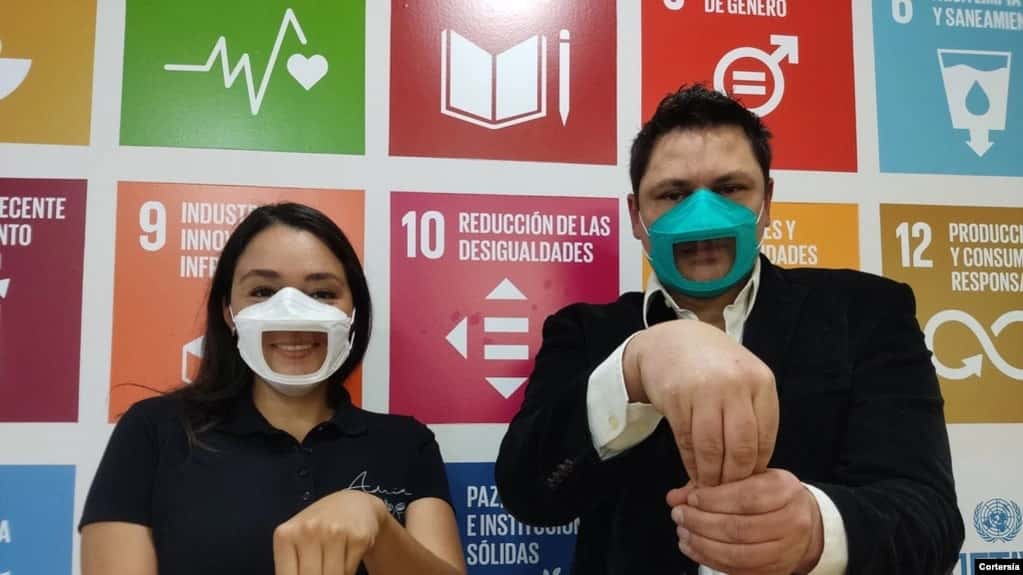 Dos mexicanos crean una mascarilla transparente para combatir la pandemia y la exclusión