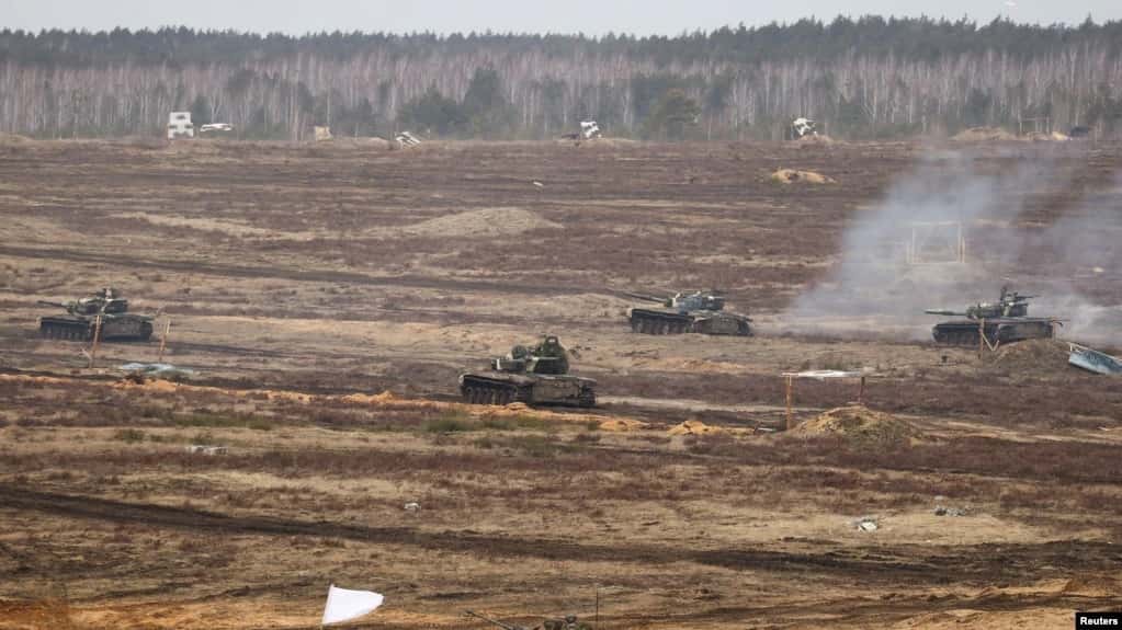 Rusia extiende ejercicios militares en Bielorrusia en medio de bombardeos en el este de Ucrania