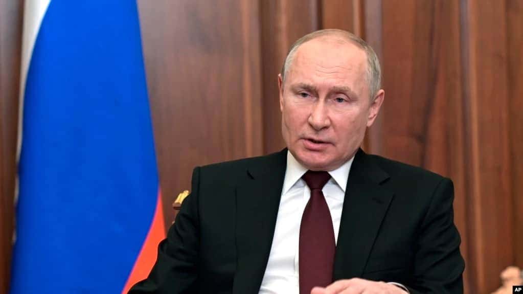 Putin reconoce independencia de territorios separatistas de Ucrania