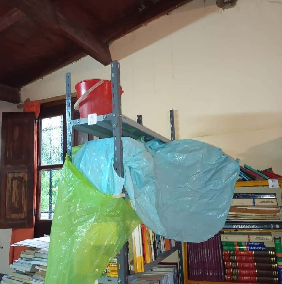 Preocupan las goteras en los techos de la Biblioteca Popular La Vieja Estación