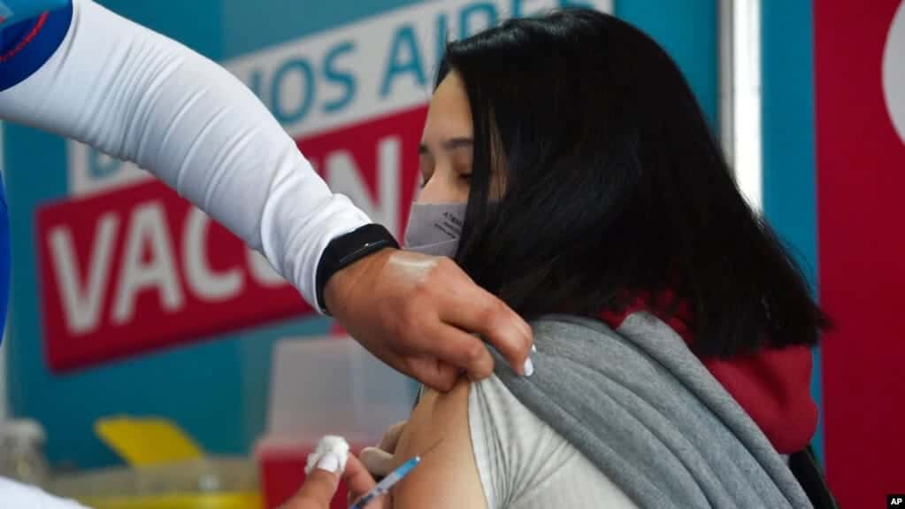 OPS insta a centrarse en vacunación ante posible repunte de COVID-19 en las Américas