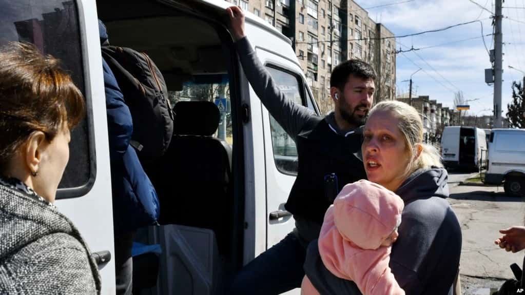 Más civiles huyen del este de Ucrania tras mortífero ataque a estación de tren