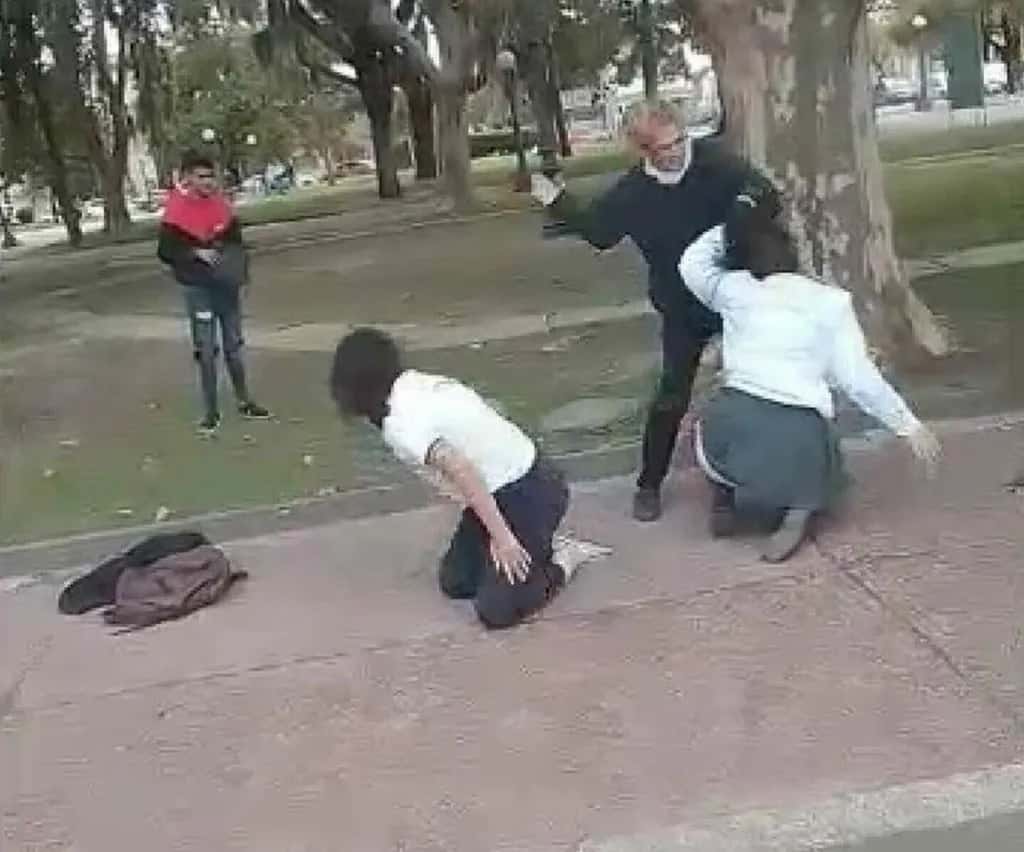 Dos alumnas se agarraron a piñas y una mujer las separó a cachetazos