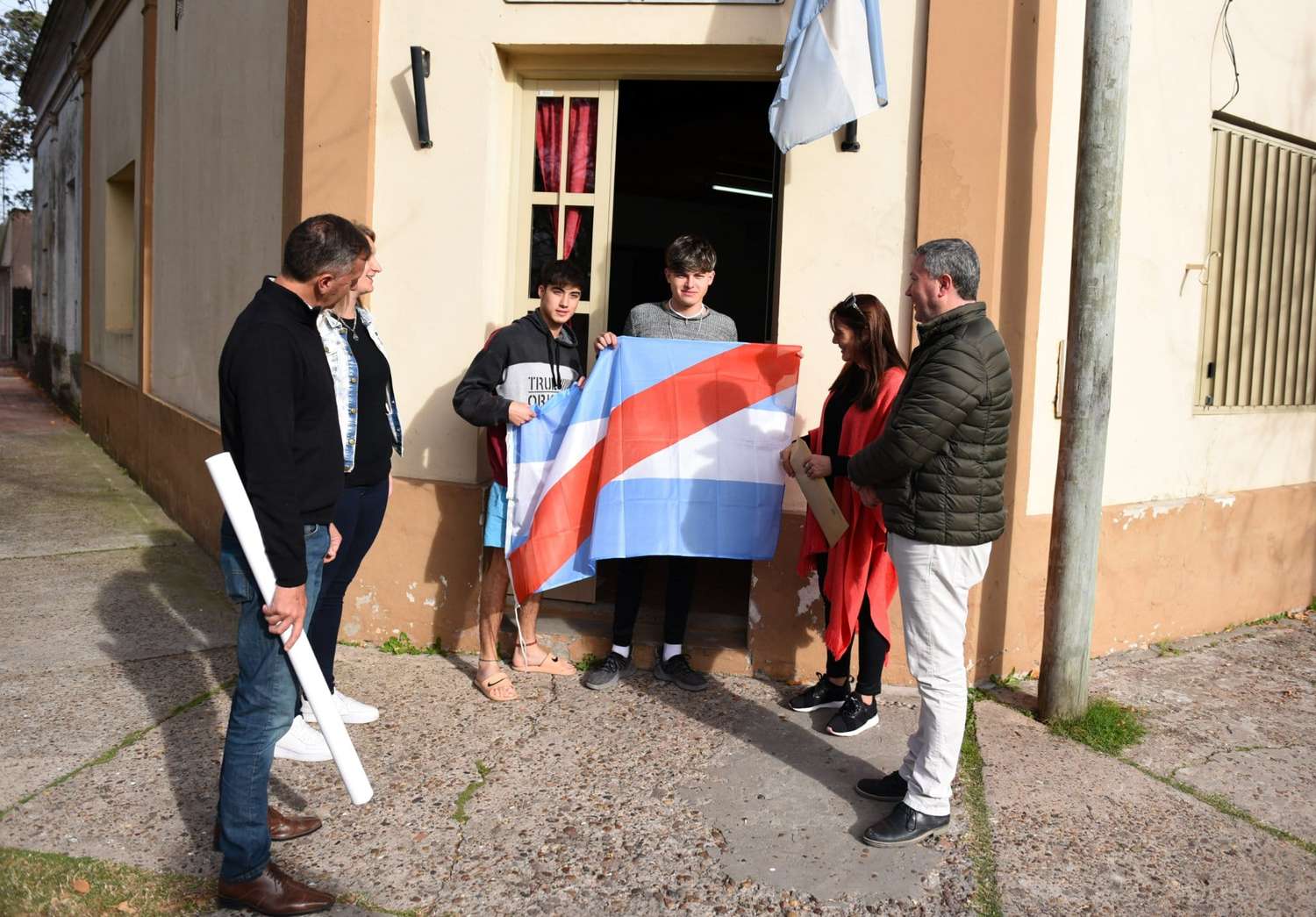Berns entregó un mapa Argentino y la bandera de Entre Ríos a la residencia estudiantil de la Técnica