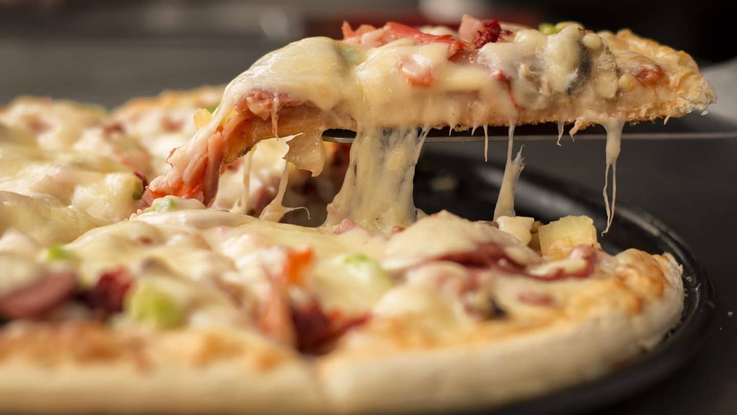 Por la inflación, comer pizza entre amigos cuesta seis veces más que en 2017