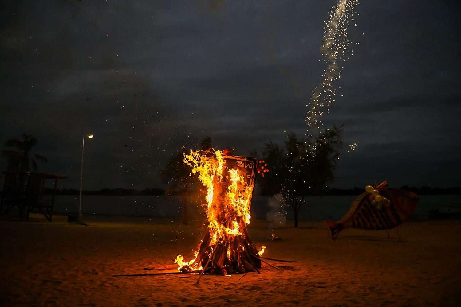 En Paraná se realizó la tradicional quema de muñecos de Sant Joan