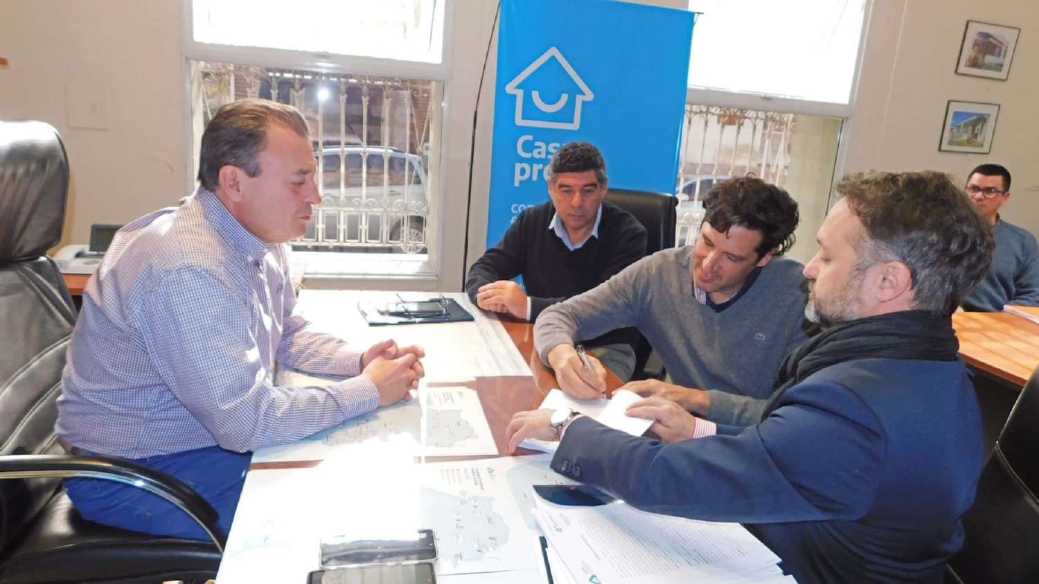 Rubricaron el contrato para construir 15 nuevas viviendas para docentes técnicos y privados en Diamante
