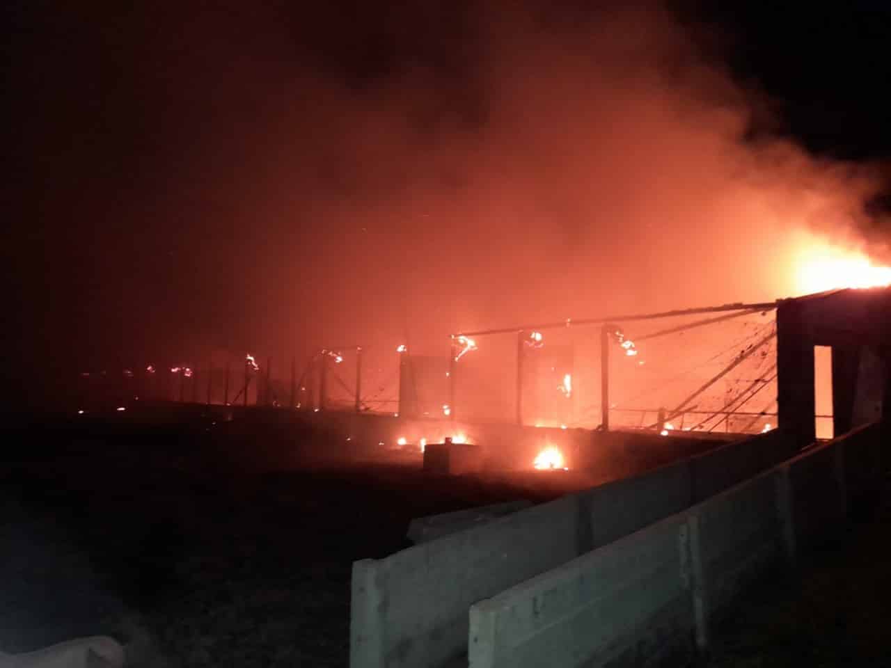 Voraz incendio destruyó galpón de la granja Reynafé