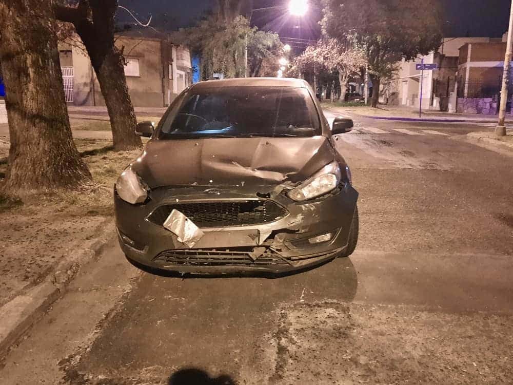 En Paraná se produjo un fuerte choque entre una moto y un auto