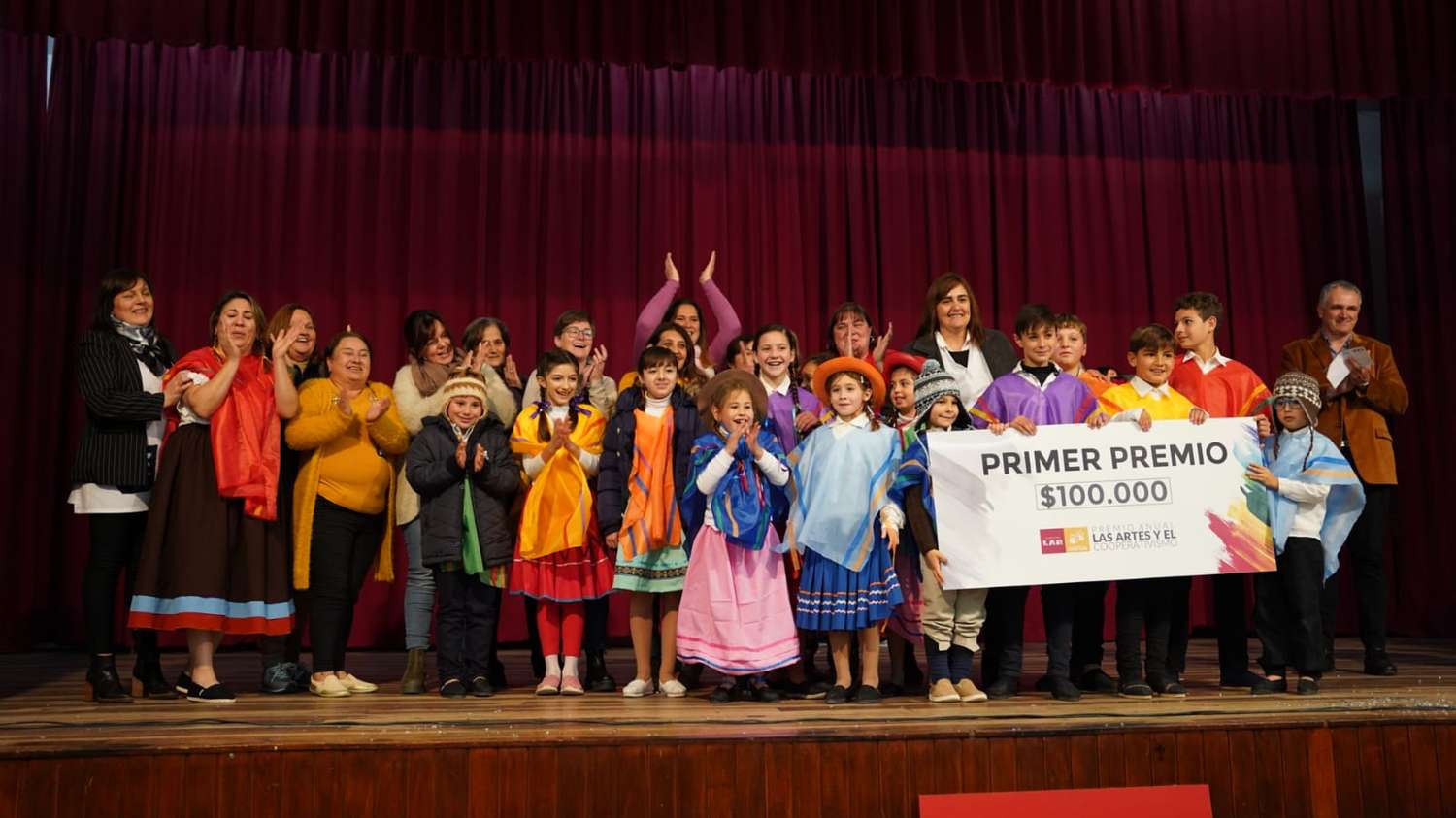 Día de las cooperativas: Las escuelas 105, 70 y D-10 se llevaron los premios