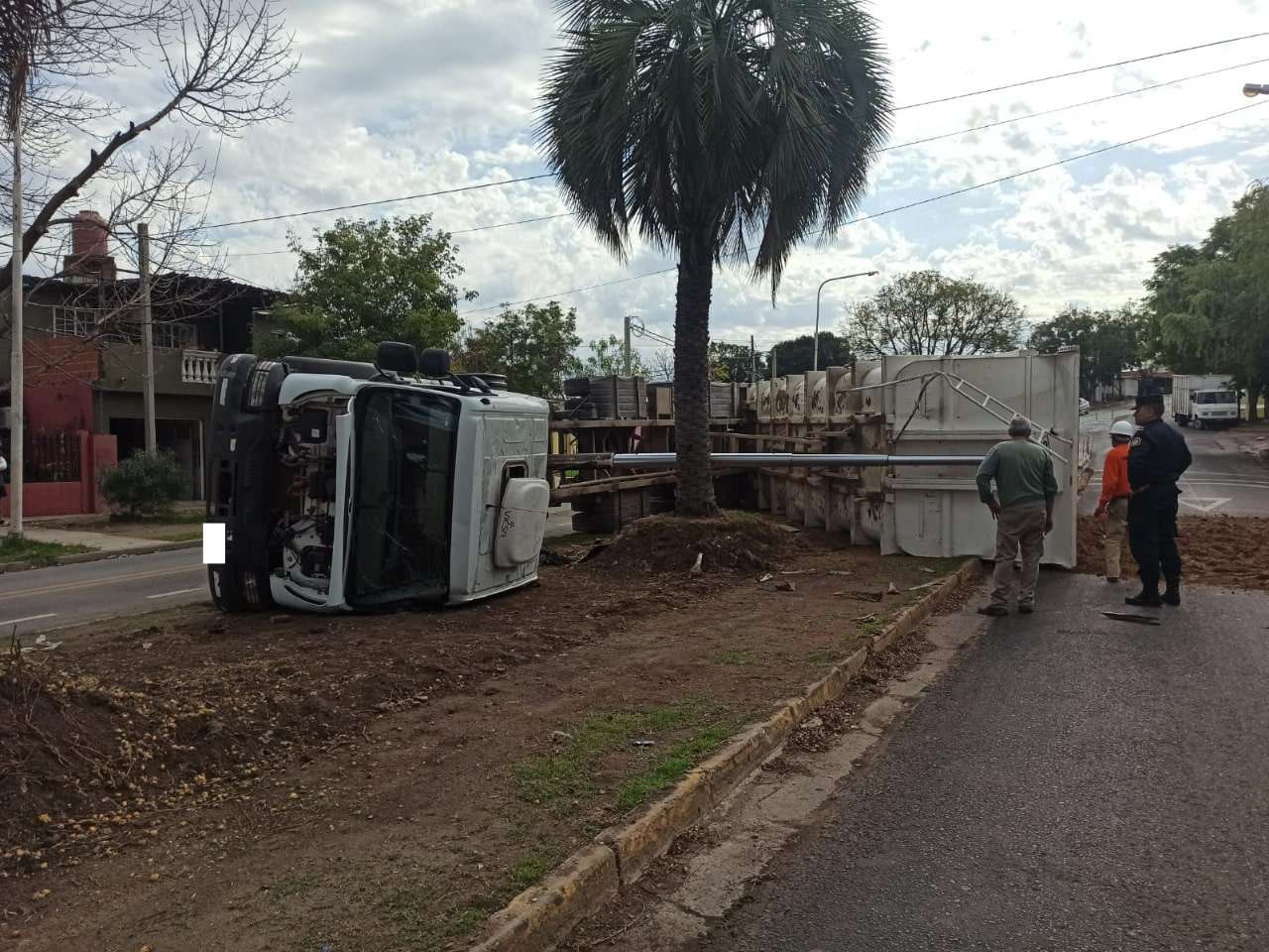 Volcó un camión en avenida Ramírez de Paraná