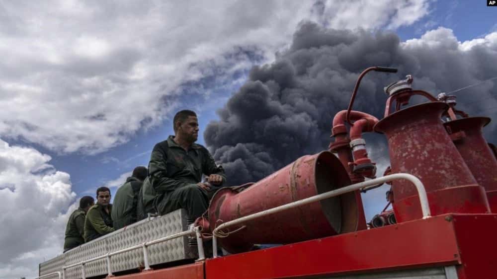Colapsa tercer tanque de crudo, se extiende el incendio en Cuba
