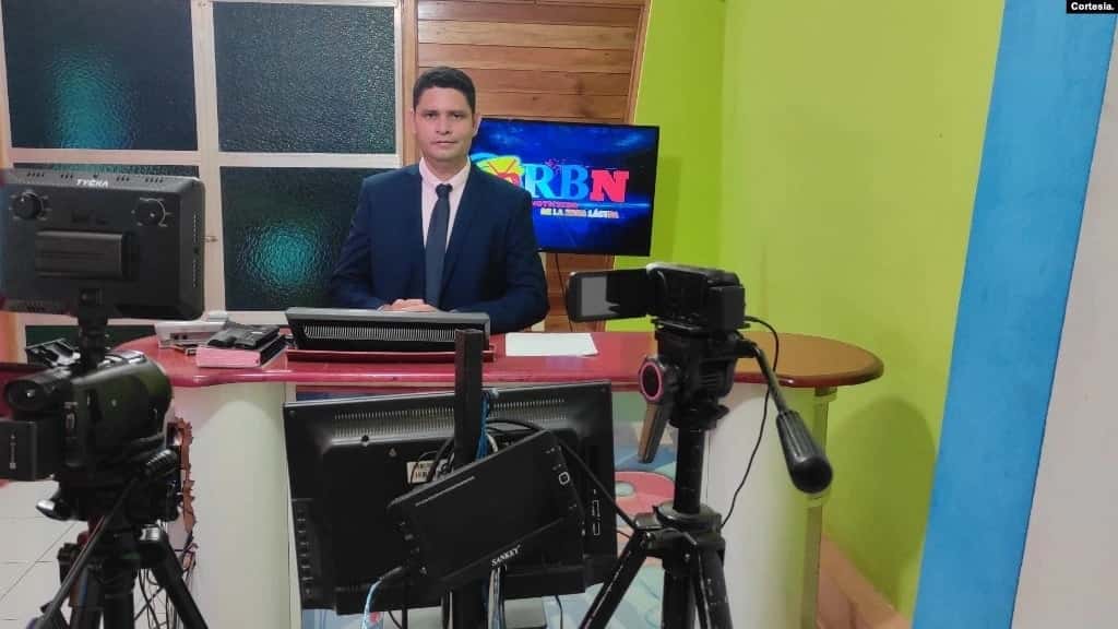 Periodista rompe en llanto en Nicaragua tras ser cancelado su canal de TV