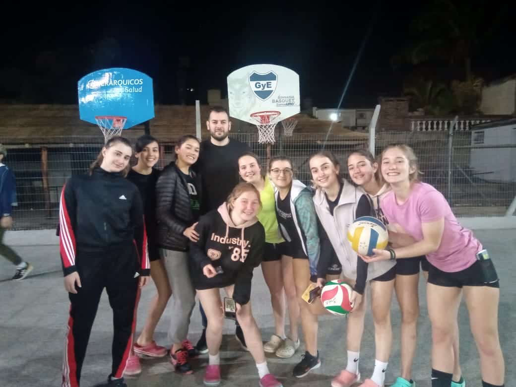 Planteles de la Escuela Municipal de Voleibol de Crespo compitieron el pasado fin de semana