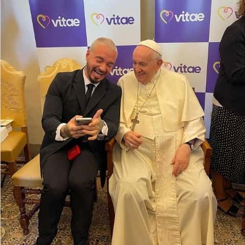“Sos travieso”, le dijo el Papa Francisco a J Balvin durante el encuentro en el Vaticano