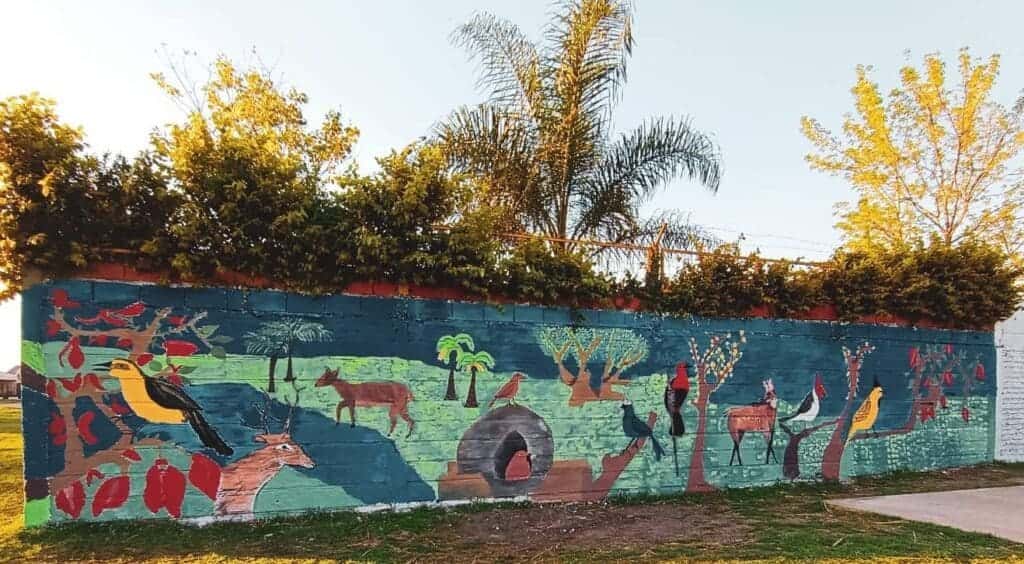 Concientización sobre cuidado del medio ambiente en un mural