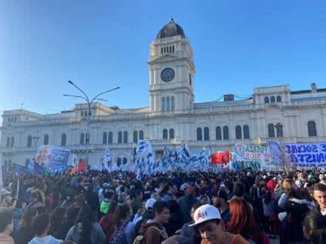 Multitudinaria marcha en repudio al ataque contra la vicepresidenta