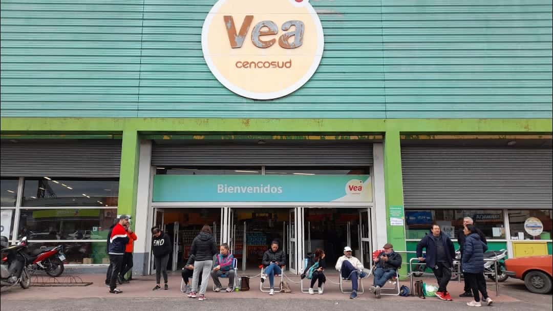 Supermercado VEA: La totalidad de los trabajadores aceptó la indemnización y levantaron las medidas de fuerza