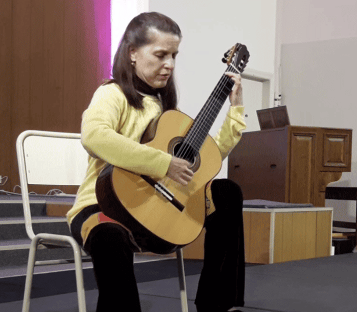 La guitarrista Silvina López interpretó obras de Heinze, Sinesi, Giuliani, Lauro y Falú