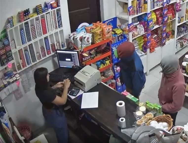 Detienen a uno de los dos jóvenes que ingresaron a una despensa a robar